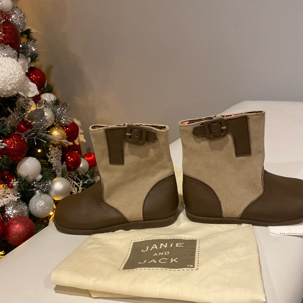 New Janie and Jack girls shoes. New. Colors brown and beige. Size 8